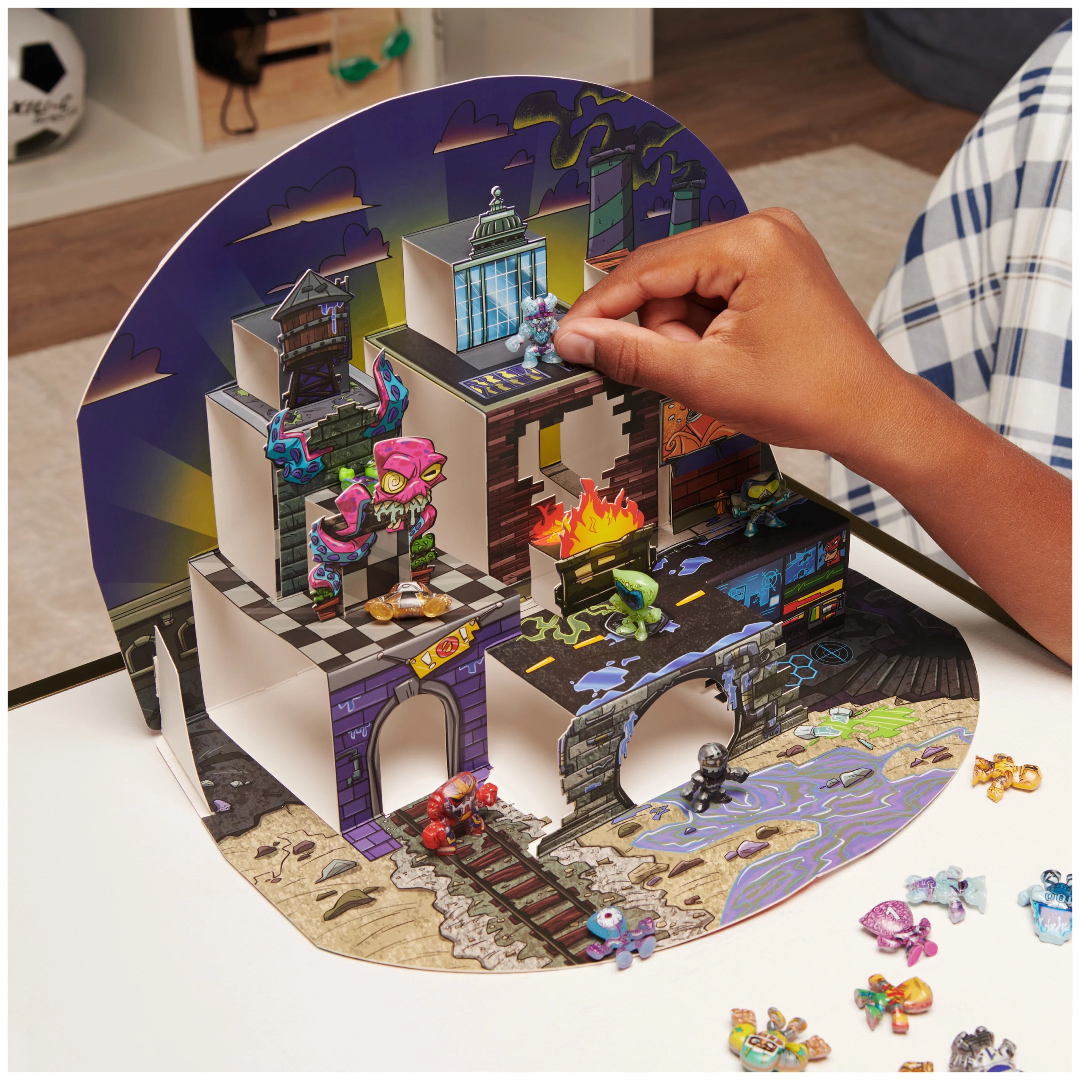 35 Figures and Playset K5944
