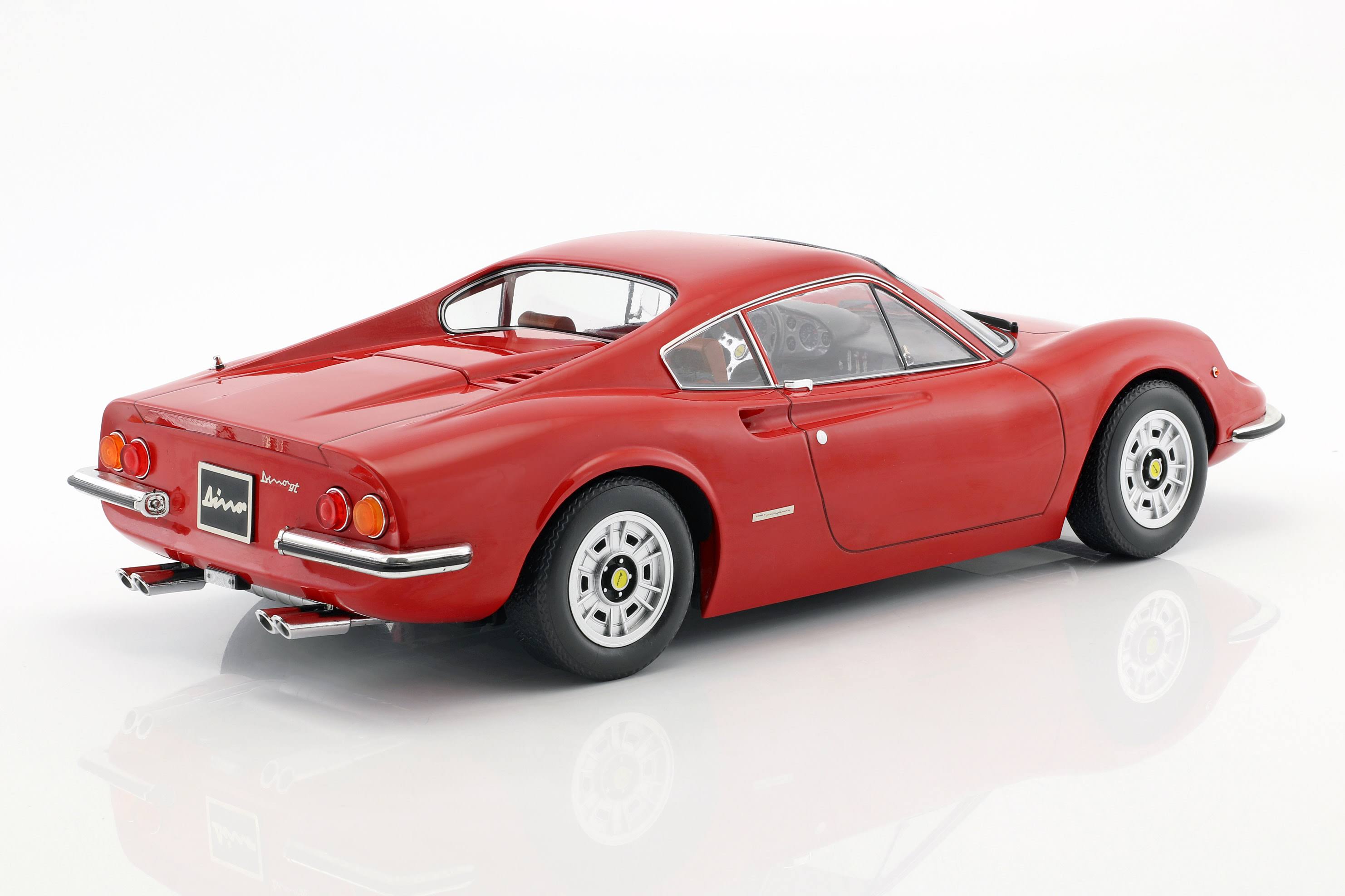 Red 1:12 Model Car Q81301