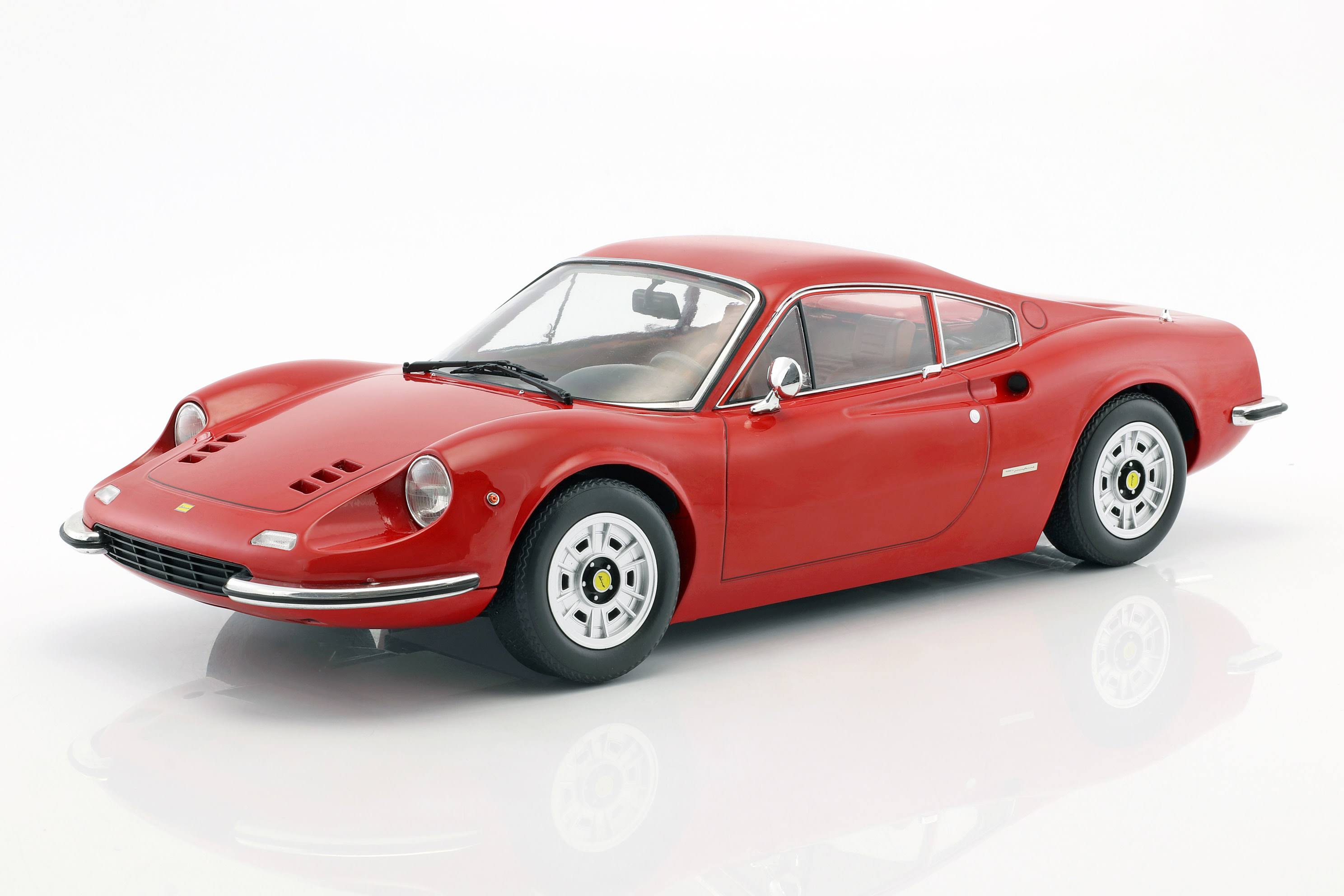 Red 1:12 Model Car Q81301