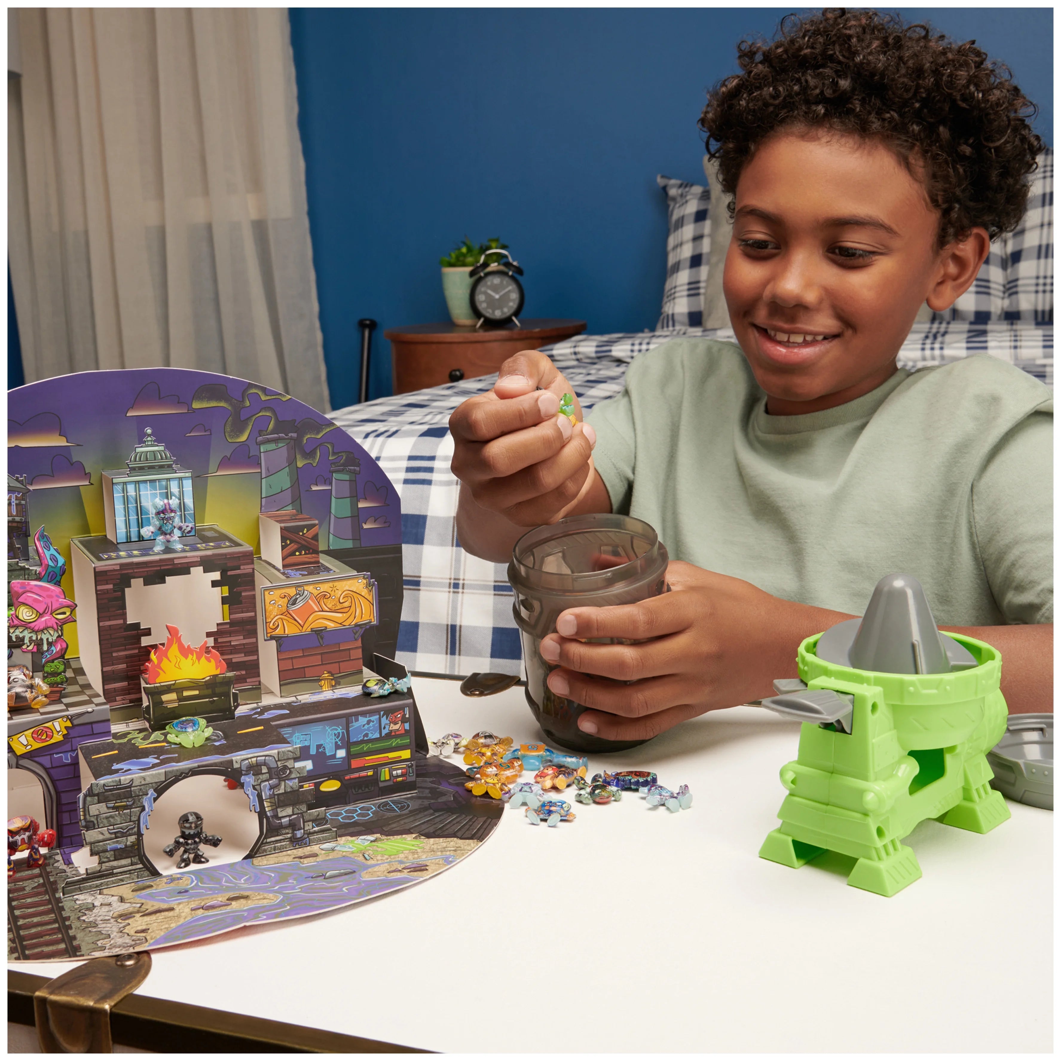35 Figures and Playset K5944