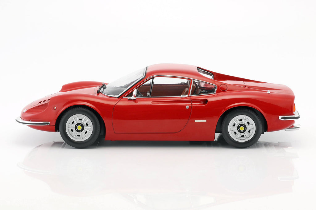 Red 1:12 Model Car Q81301